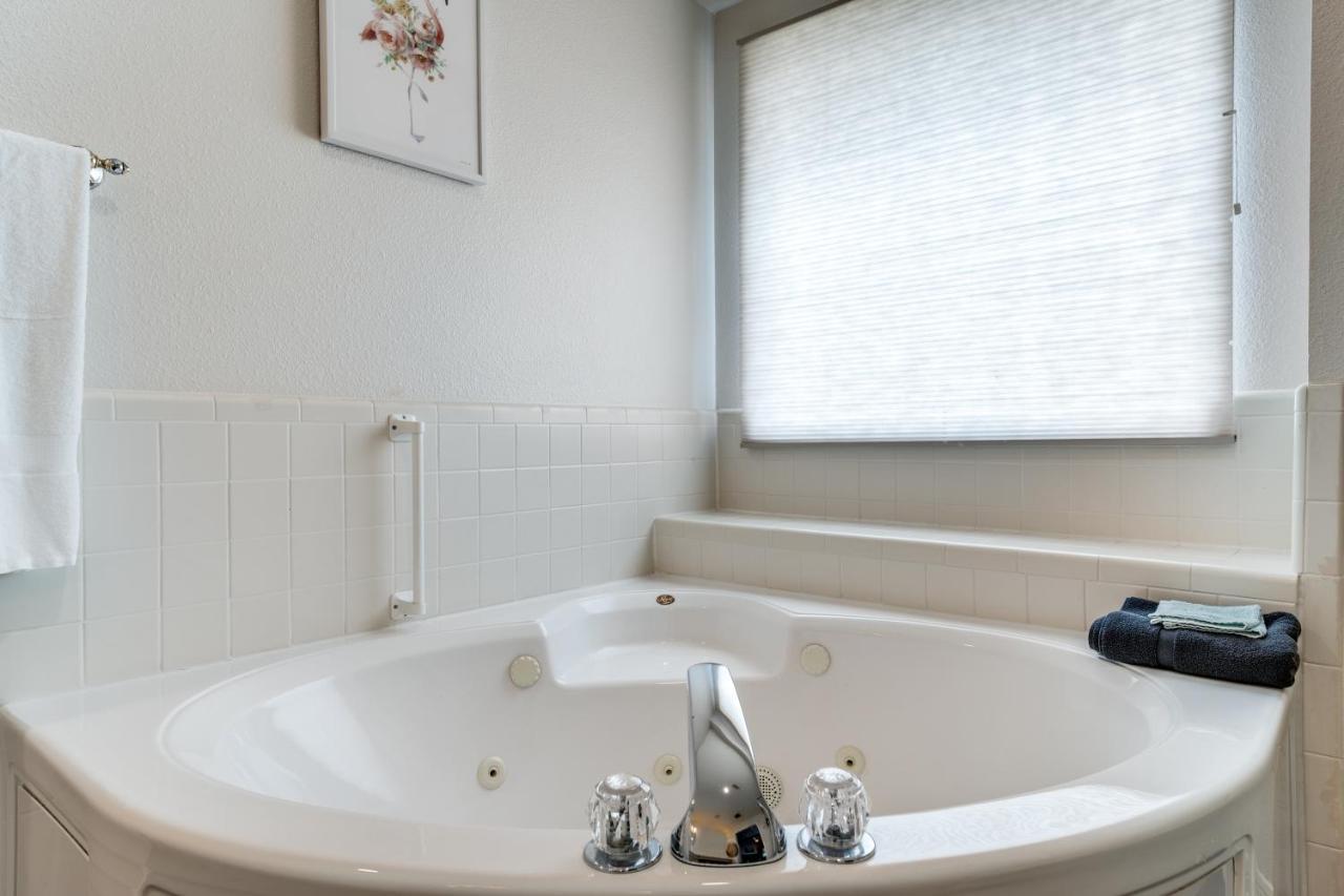 Spacious 5 Bdrm Home Mins To Wineries With Private Pool And Hot Tub! Johnson City Bagian luar foto