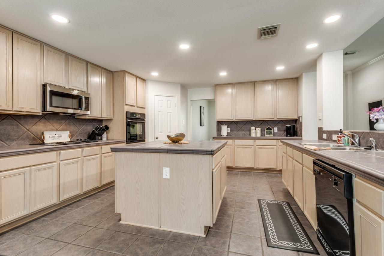 Spacious 5 Bdrm Home Mins To Wineries With Private Pool And Hot Tub! Johnson City Bagian luar foto