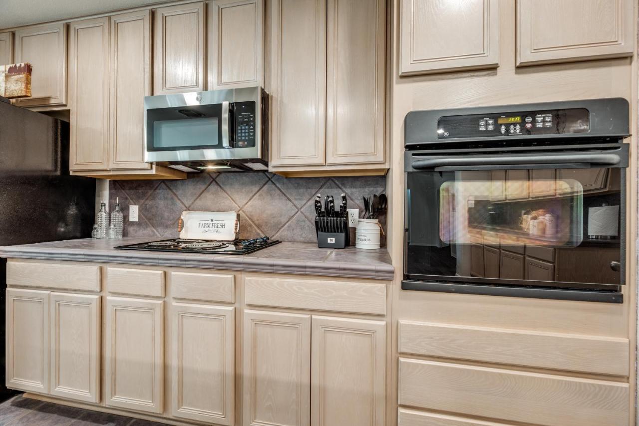 Spacious 5 Bdrm Home Mins To Wineries With Private Pool And Hot Tub! Johnson City Bagian luar foto