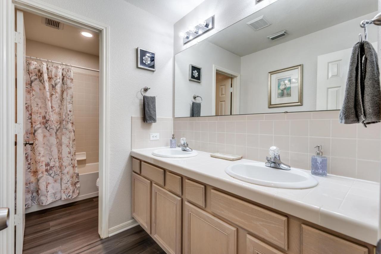 Spacious 5 Bdrm Home Mins To Wineries With Private Pool And Hot Tub! Johnson City Bagian luar foto