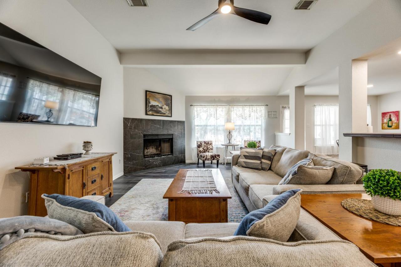 Spacious 5 Bdrm Home Mins To Wineries With Private Pool And Hot Tub! Johnson City Bagian luar foto