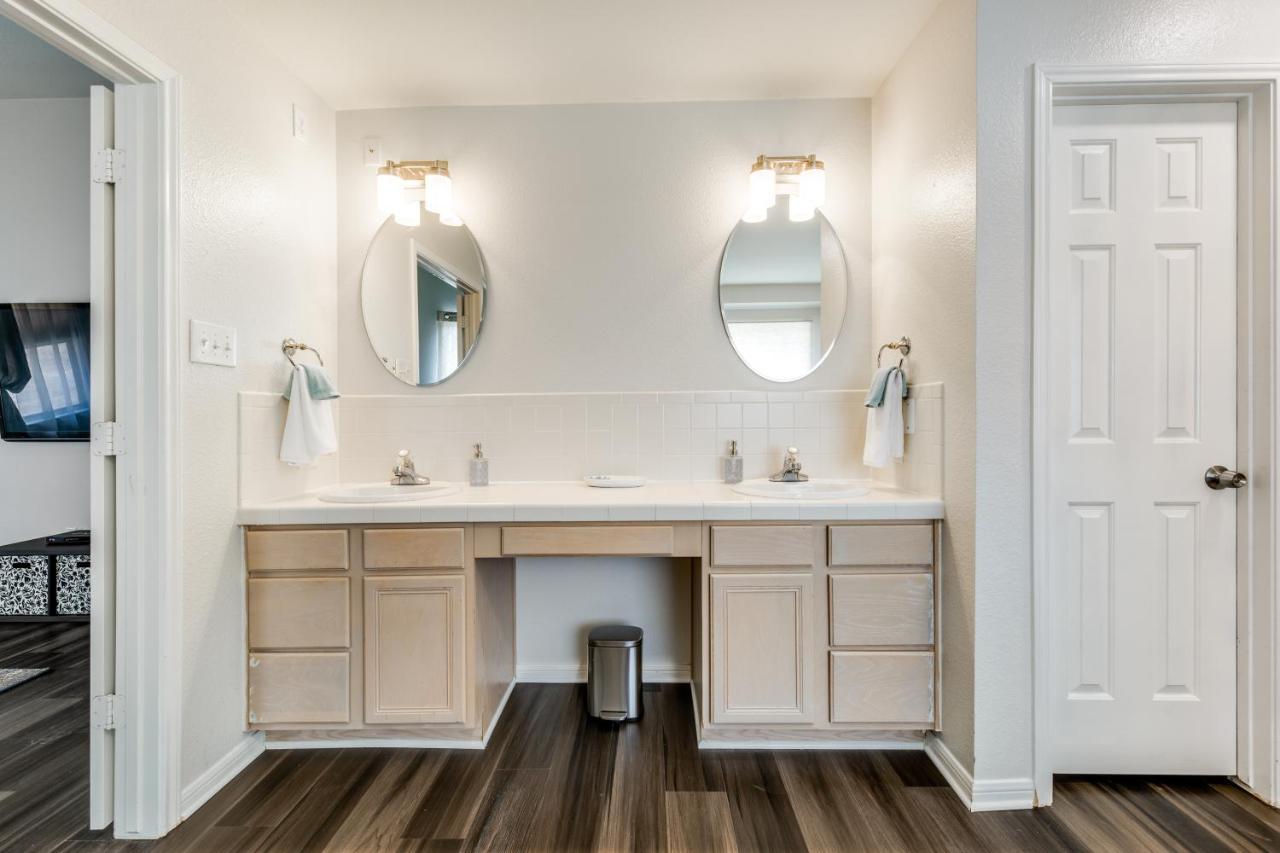 Spacious 5 Bdrm Home Mins To Wineries With Private Pool And Hot Tub! Johnson City Bagian luar foto