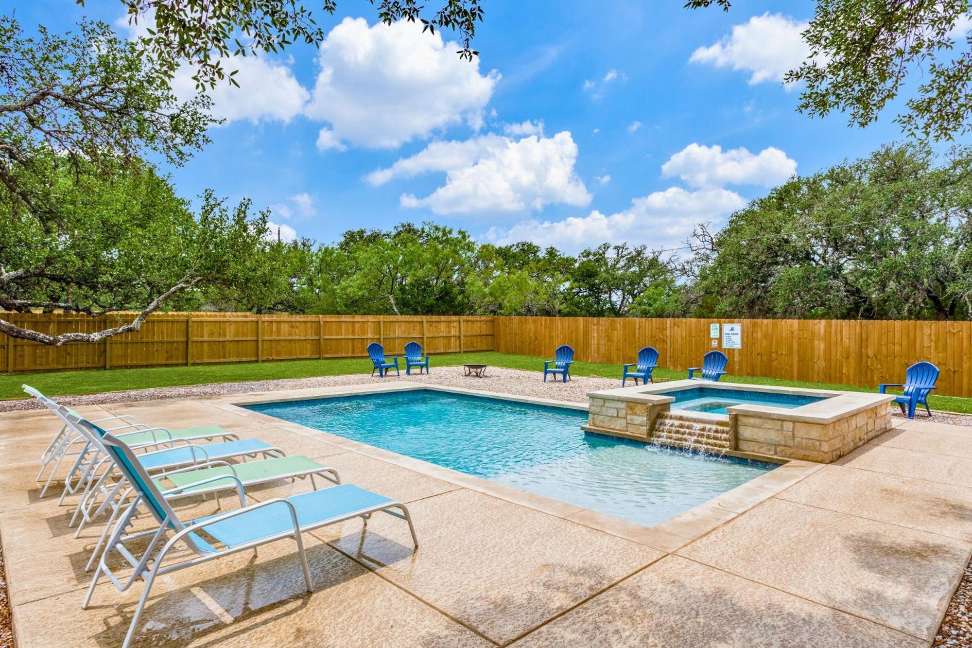 Spacious 5 Bdrm Home Mins To Wineries With Private Pool And Hot Tub! Johnson City Bagian luar foto